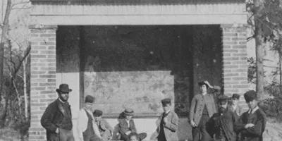 Stubengesellschaft des Pädagogiums vor der steinernen Hütte um 1880